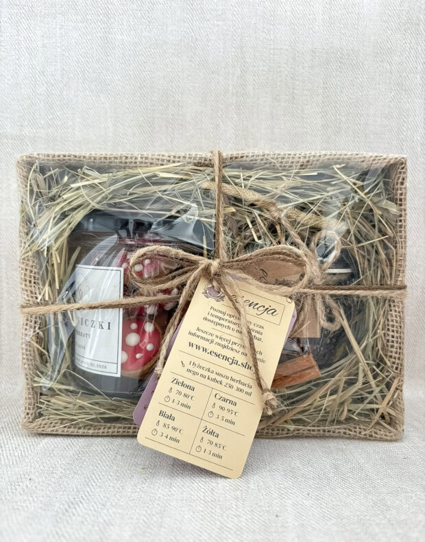 Zestaw prezentowy Muchomorkowa Bajka z herbatą piernikową i pierniczkami w ozdobnym słoiku.