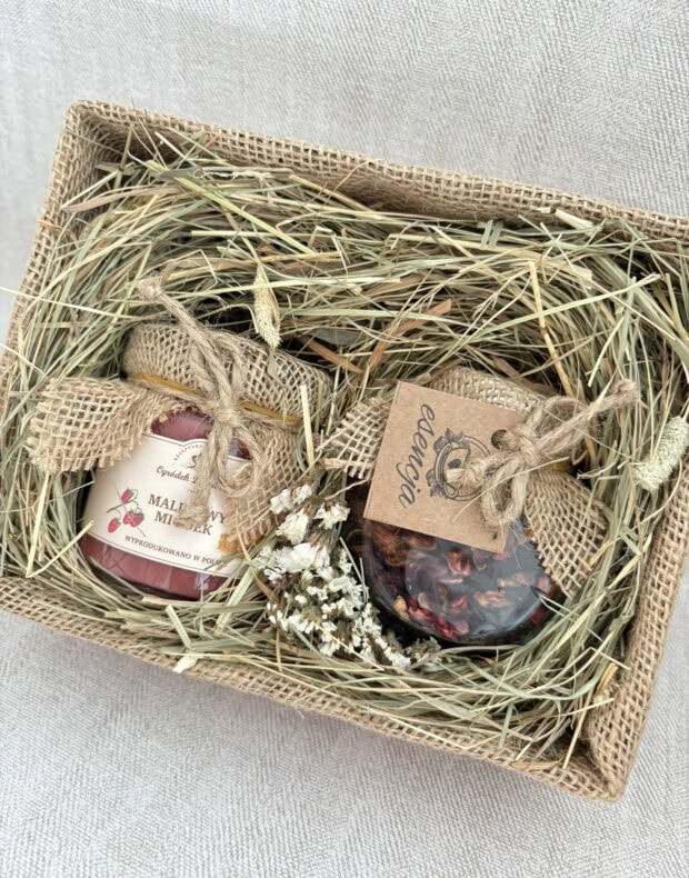 Zbliżenie na słoik z suszem owocowym i ozdobną etykietę Esencja w zestawie prezentowym Malinowa Przyjemność.