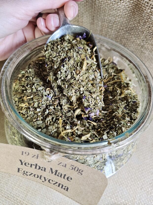 Yerba Mate Egzotyczna w słoiku – mieszanka suszonych liści i płatków kwiatów