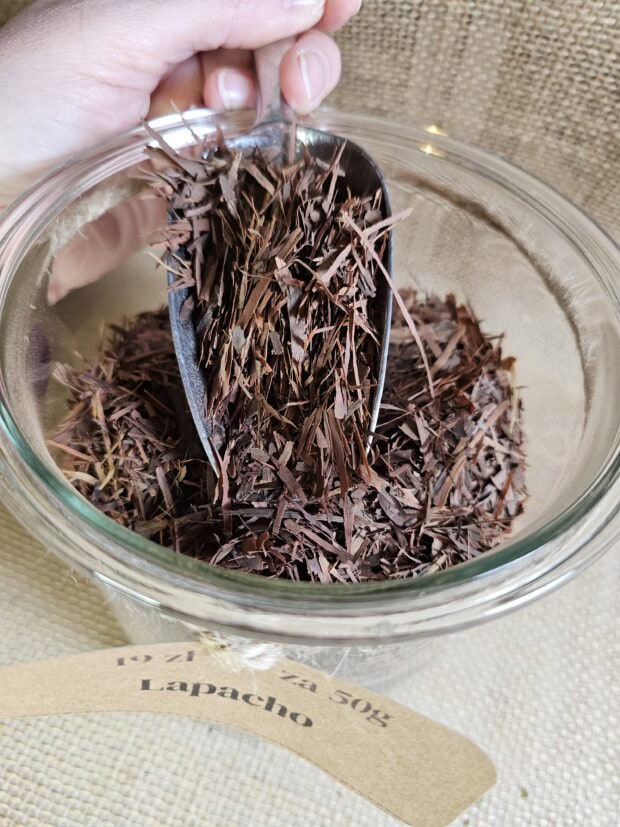 Słoik z suszoną korą Lapacho, ujęcie z góry