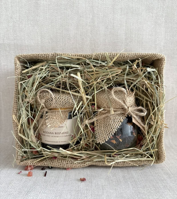 Ekologiczny zestaw herbaciany z płatkami róż i czarną herbatą, owinięty naturalnym sznurkiem.