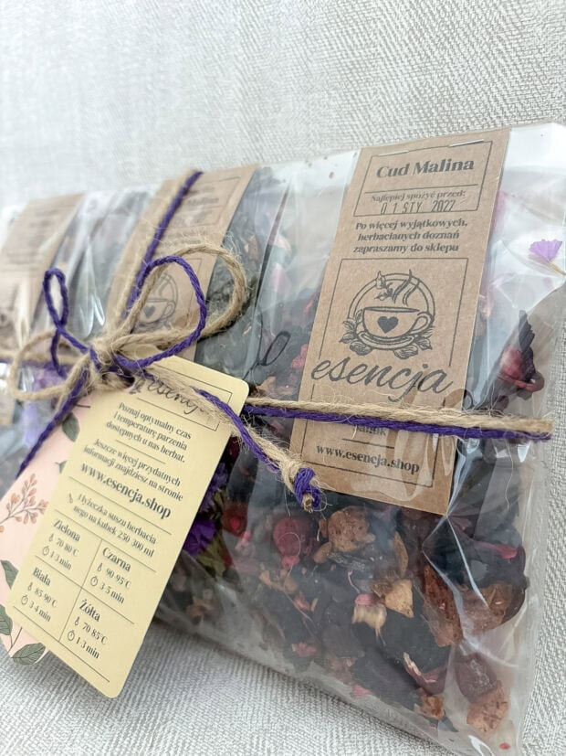 Zestaw prezentowy „Herbaciana Kompozycja” – trzy aromatyczne herbaty: susz owocowy, zielona i czarna z dodatkami.