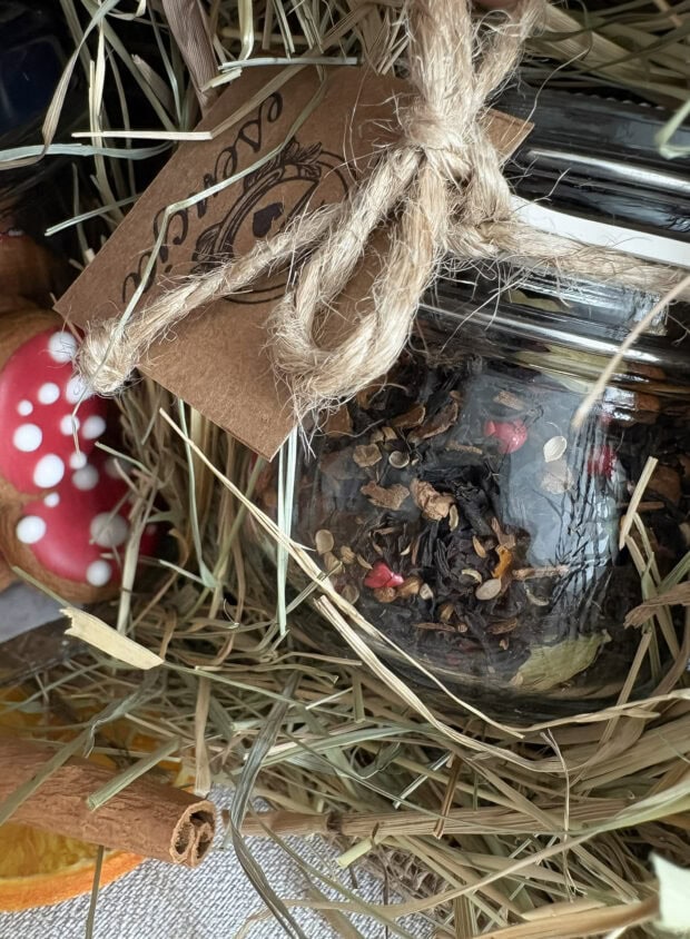 Naturalnie zapakowany zestaw Muchomorkowa Bajka – sianko, juta i suszone przyprawy.