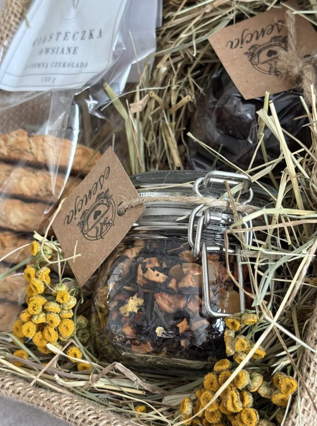 Zbliżenie na dekoracje w zestawie Migdałowy Sen – suszone kwiaty, juta i naturalne opakowanie podkreślające rustykalny charakter zestawu.