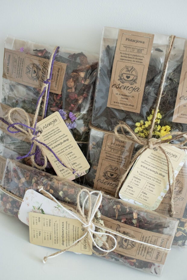 Zestaw herbaciany w rustykalnym opakowaniu z suszonymi kwiatami i sznurkiem jutowym. Naturalne mieszanki herbat w eleganckim wydaniu.