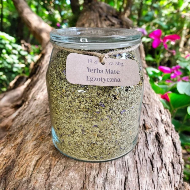 Szklany słoik z mieszanką Yerba Mate Egzotyczna, opatrzony papierową etykietą