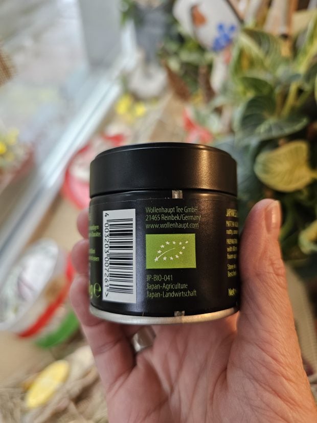 Bok puszki Matcha Japan Kasumi z oznaczeniem certyfikatu organicznego.