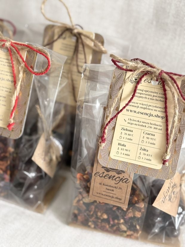 Torebki celofanowe z herbatami i delikatesami zapakowanymi prezentowo.