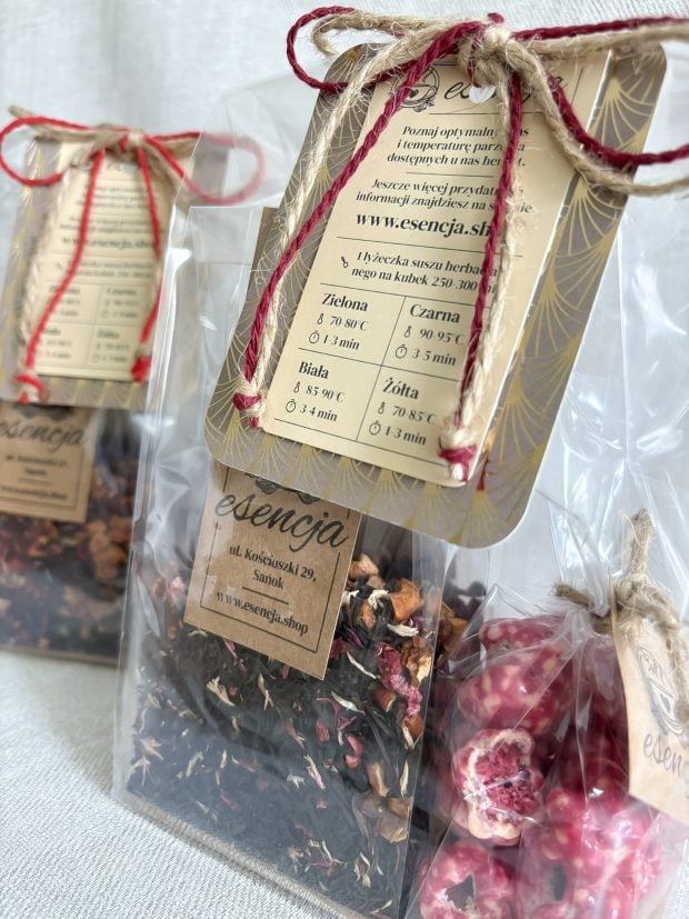 Pyszna Paczuszka , zestaw prezentowy z malinami w białej czekoladzie i herbatami o wyraźnie owocowym profilu.