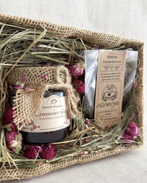 Zestaw prezentowy w pudełku z konfiturą żurawinową i senchą żurawinową