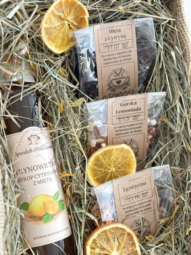 Zestaw prezentowy składający się z syropu i trzech porcji herbat.