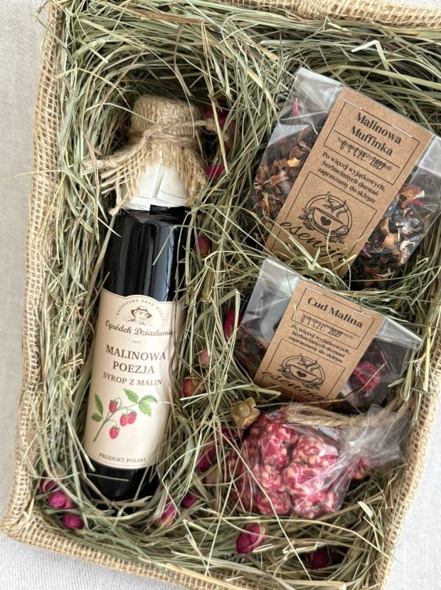 Pudełko prezentowe z syropem, herbatami, delikatesami w środku.
