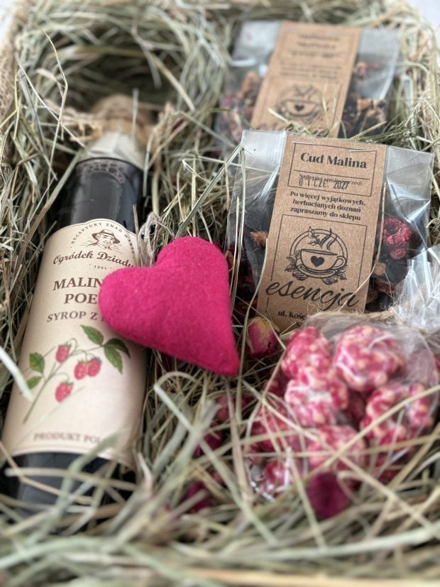 Zestaw prezentowy "Słodka Malina" z syropem malinowym, herbatą owocową, malinami w białej czekoladzie i ręcznie szytym serduszkiem, zapakowany w naturalne sianko.