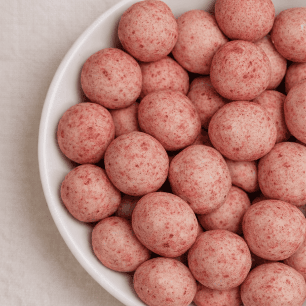 Porzeczka w białej czekoladzie na talerzyku