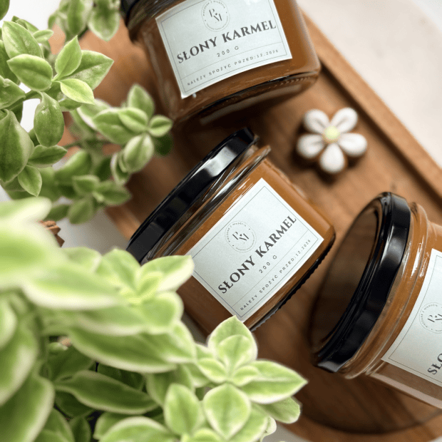 Słoiki Słonego Karmelu leżące na tacy