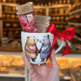 Kubeczek w misie z porcją malin w białej czekoladzie i suszem owocowym