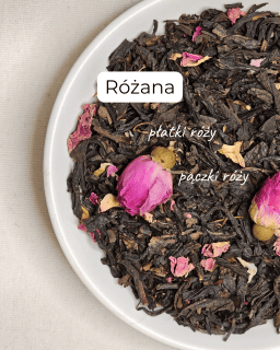 Czarna herbata z płatkami i pączkami róży na talerzyku