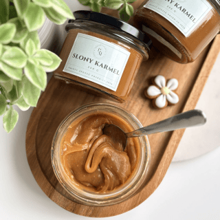 Otwarty słoik Słonego Karmelu na desce