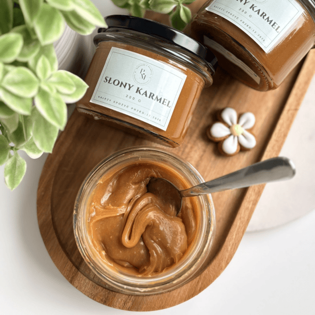 Otwarty słoik Słonego Karmelu na desce