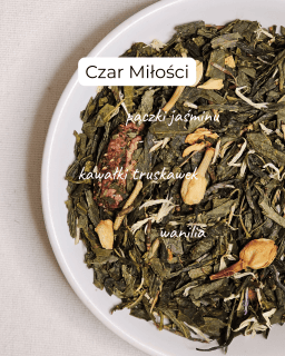 Zielona herbata z dodatkami na talerzyku.