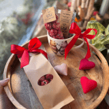 drobne upominki na walentynki ozdobione wstążkami