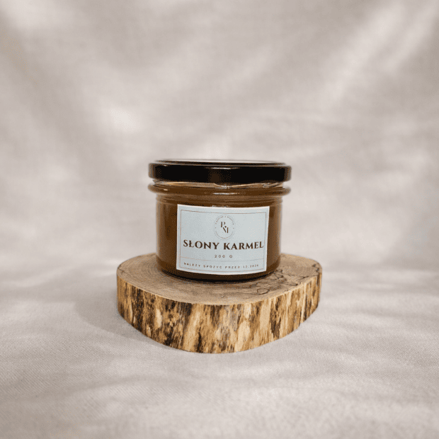 Słoik Słonego Karmelu na pieńku, zdjęcie produktu.