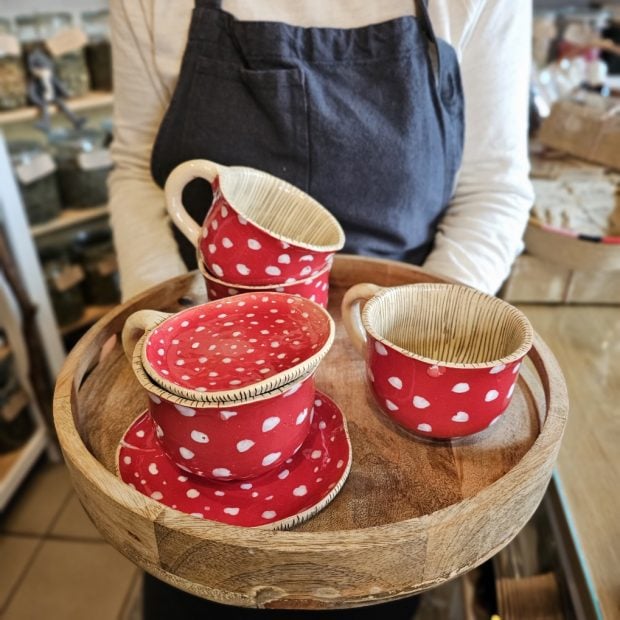 Zaprezentowane na tacy filiżanki w kształcie muchomorków.