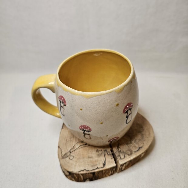 Widok z góry na kubek beczułkowaty w muchomorki.