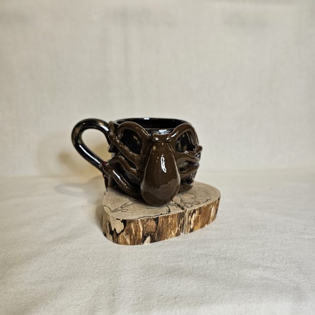 Front kubka z ośmiornicą o kolorze głębokiej czekolady.