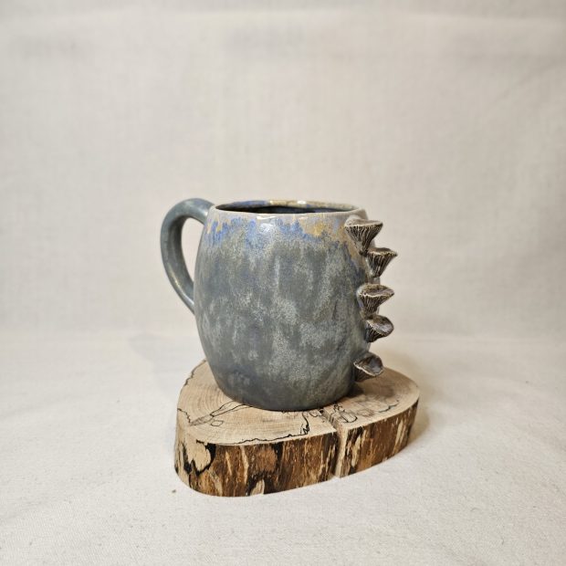 Zaprezentowany bok kubka z hubami.