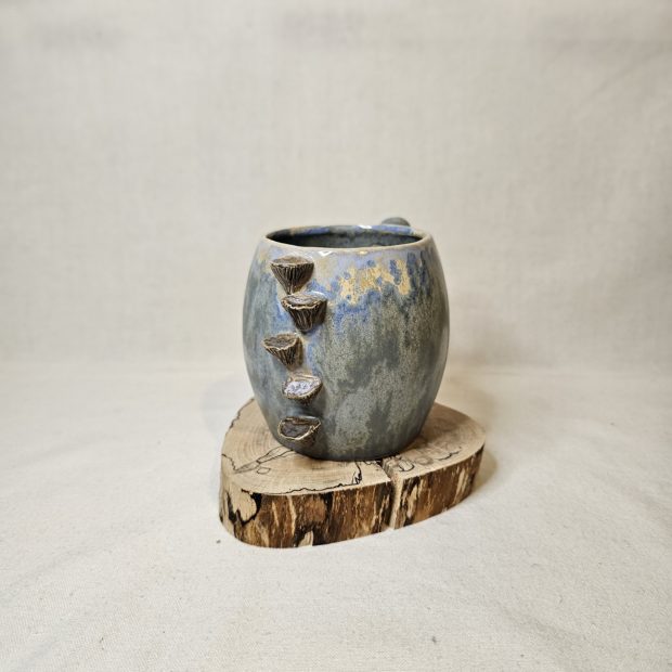 Zaprezentowany przód kuba rękodzielniczego z hubami.