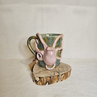 Ręcznie wykonany kubek z motywem ośmiornicy.