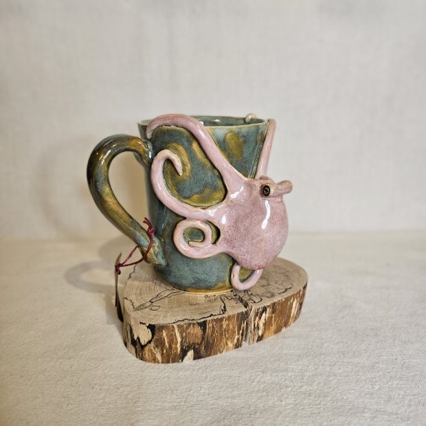 Bok kubka z ośmiornicą, wykonanego ręcznie