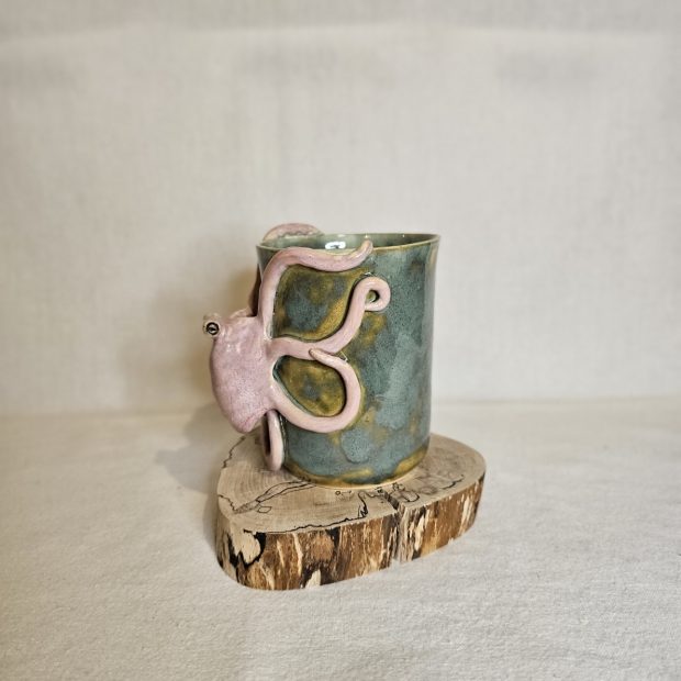 Kubek z ośmiornicą wykonany ręcznie.