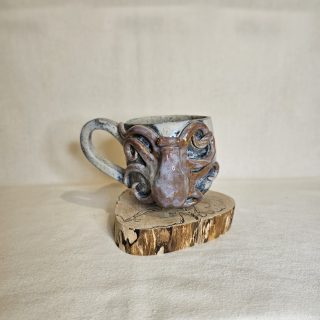 Kubek z ośmiornicą na pieńku