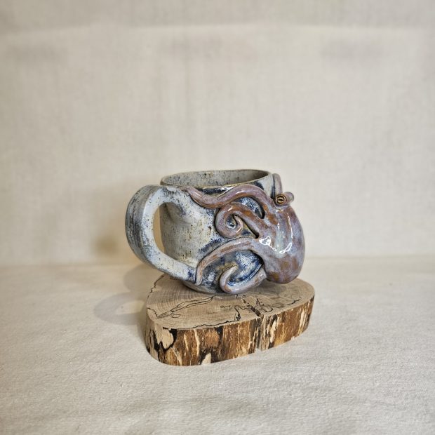 Zaprezentowany bok kubka z ośmiornicą.