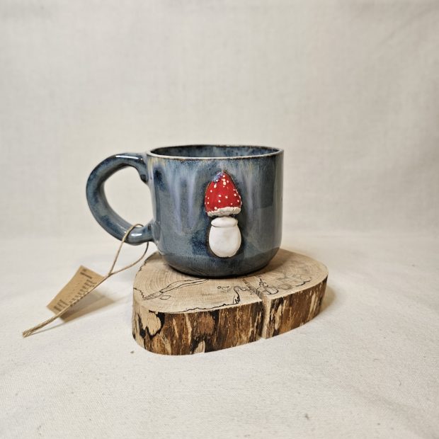 Kubek z wypukłym muchomorkiem