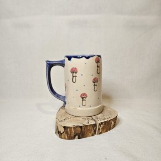 Kufel rękodzielniczy w muchomorki.