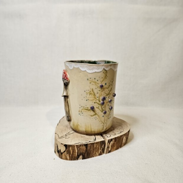 Prezentacja wystających elementów na rękodzielniczym kubku.