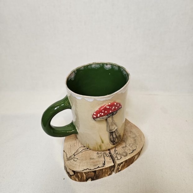 Wnętrze kubka z wypukłymi elementami.