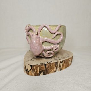 Rękodzielniczy kubek z różową ośmiornicą.