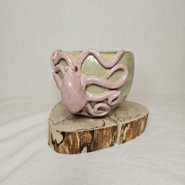 Rękodzielniczy kubek z różową ośmiornicą.