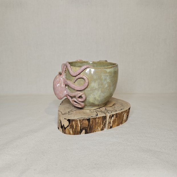 Kubek rękodzielniczy z ośmiornicą, profil.