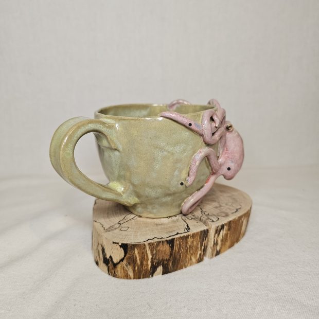 Zaprezentowany profil kubka z ośmiornicą.