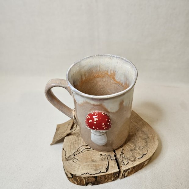 Widok z góry na kubek z muchomorkiem.