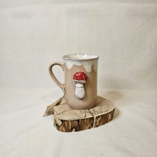 Kubek Muchomorek na pieńku.