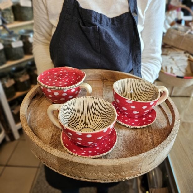 Filiżanki Muchomorki zaprezentowane na tacy.