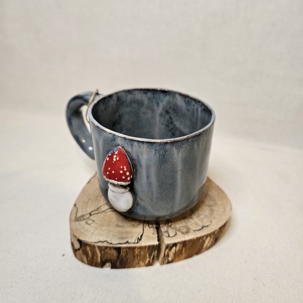 Widok z góry na kubek z wypukłym muchomorkiem.