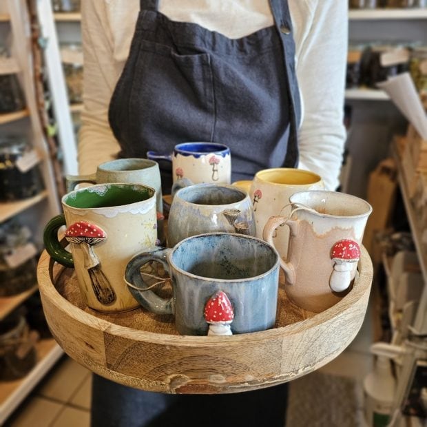 Zaprezentowane na tacy kubki w muchomorki.