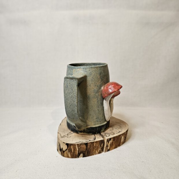 Zaprezentowany z profilu kufel z muchomorami.